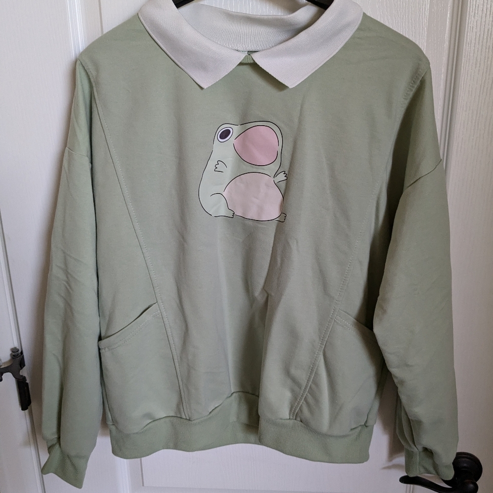 Cute Light Green Frog Sweatshirt with Collar and Pockets!